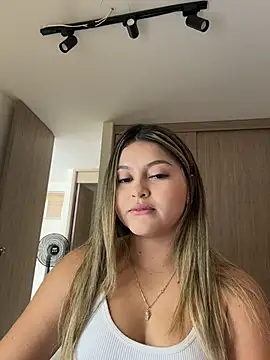 lunablossom  online show from February 28, 6:20 pm