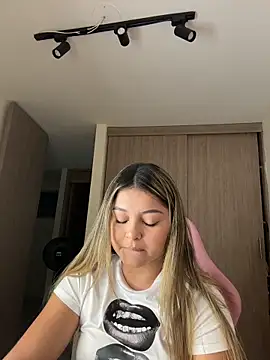 lunablossom  online show from March 25, 12:27 am