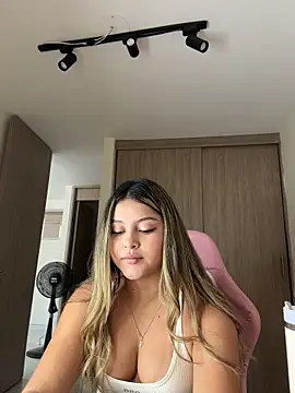 lunablossom  online show from April 16, 9:39 pm