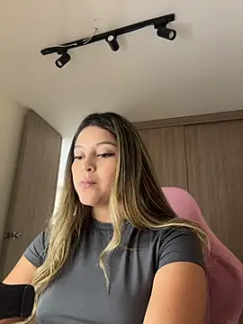 lunablossom  online show from April 20, 7:04 pm