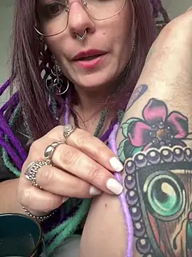 Snapshot of LunaMoongirl chatting on December 10, 1:33 pm LunaMoongirl online show from December 10, 1:33 pm