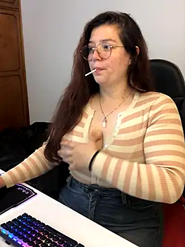 Snapshot of kayortiiz chatting on December 3, 2:19 am kayortiiz online show from December 3, 2:19 am