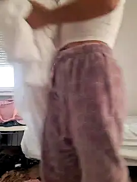 Snapshot of laura_dirtyhot chatting on December 16, 8:20 am laura dirtyhot online show from December 16, 8:20 am