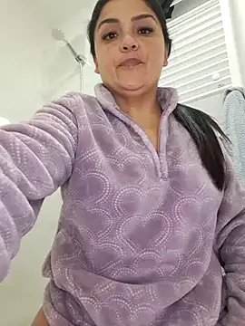 Snapshot of laura_dirtyhot chatting on December 21, 12:09 am laura dirtyhot online show from December 21, 12:09 am