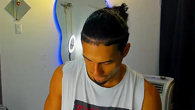 Snapshot of Kris_Khalifa69 chatting on September 22, 1:40 am Kris Khalifa69 online show from September 22, 1:40 am