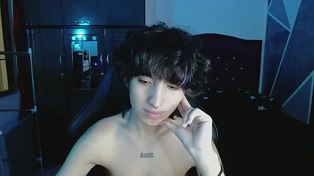 littlextreme online show from April 17, 4:04 am