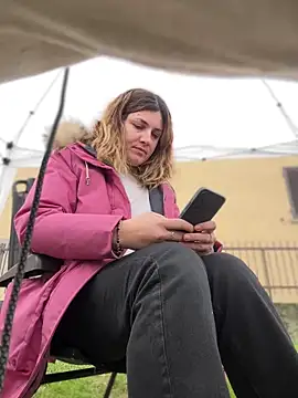 DaisyVibesss online show from December 15, 9:03 am