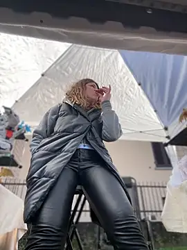 DaisyVibesss online show from February 2, 9:30 am