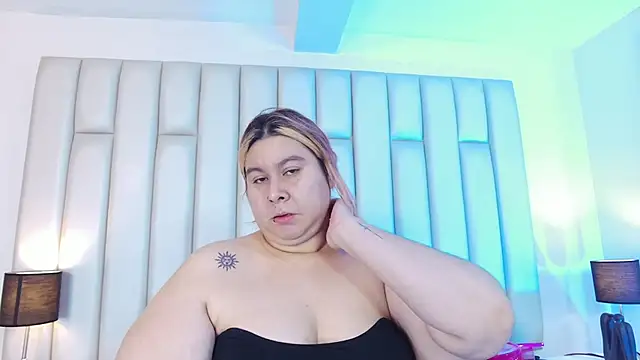 aandreaperez online show from March 13, 11:39 am