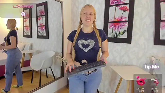 Snapshot of EmilySumer chatting on February 16, 10:32 pm EmilySumer online show from February 16, 10:32 pm