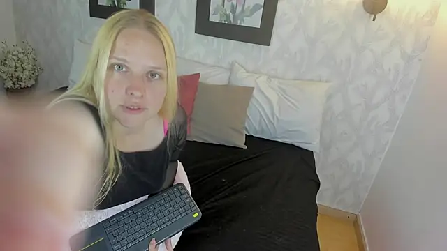 EmilySumer online show from October 31, 12:00 am