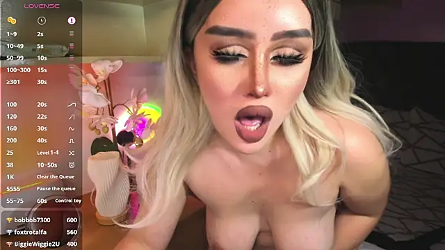 Snapshot of Miss_mariahmonroe chatting on December 22, 9:53 pm Miss mariahmonroe online show from December 22, 9:53 pm