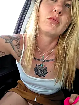 SheIsSomething online show from April 20, 11:06 pm