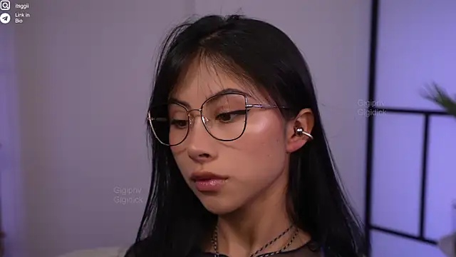 Snapshot of Gigi_ohlala chatting on November 9, 8:18 pm Gigi ohlala online show from November 9, 8:18 pm