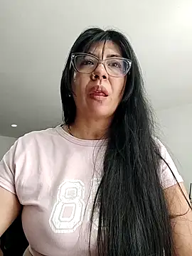 aisha latina online show from December 3, 3:32 pm