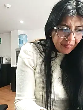 Snapshot of aisha_latina chatting on May 27, 3:31 pm aisha latina online show from May 27, 3:31 pm