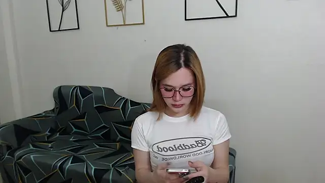 Snapshot of AmazingLuchie chatting on February 14, 5:41 am AmazingLuchie online show from February 14, 5:41 am