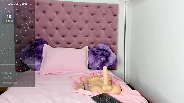 Snapshot of alissondomitt chatting on February 26, 11:04 pm alissondomitt online show from February 26, 11:04 pm