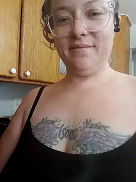 Snapshot of julimonroe chatting on February 20, 3:01 am julimonroe online show from February 20, 3:01 am