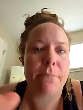 Snapshot of julimonroe chatting on February 25, 9:02 pm julimonroe online show from February 25, 9:02 pm