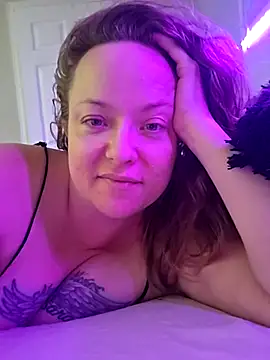 Snapshot of julimonroe chatting on February 27, 6:50 am julimonroe online show from February 27, 6:50 am