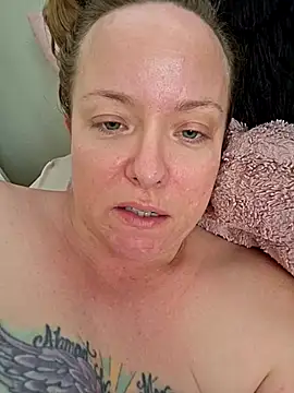 Snapshot of julimonroe chatting on February 28, 6:52 pm julimonroe online show from February 28, 6:52 pm