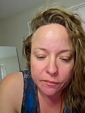 Snapshot of julimonroe chatting on March 1, 1:00 am julimonroe online show from March 1, 1:00 am