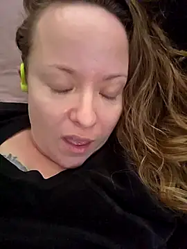 Snapshot of julimonroe chatting on March 1, 11:37 pm julimonroe online show from March 1, 11:37 pm