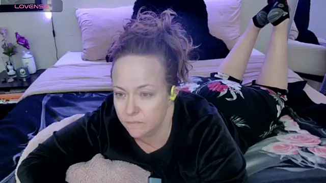 Snapshot of julimonroe chatting on March 2, 3:24 am julimonroe online show from March 2, 3:24 am