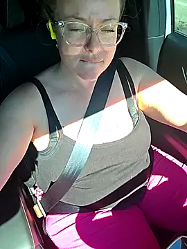 Snapshot of julimonroe chatting on March 5, 7:17 pm julimonroe online show from March 5, 7:17 pm