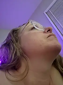 Snapshot of julimonroe chatting on March 7, 6:13 am julimonroe online show from March 7, 6:13 am