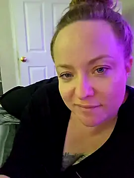 Snapshot of julimonroe chatting on March 8, 12:33 am julimonroe online show from March 8, 12:33 am