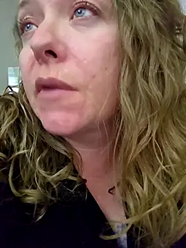 Snapshot of julimonroe chatting on March 12, 1:03 am julimonroe online show from March 12, 1:03 am