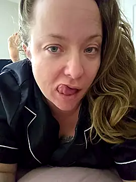 Snapshot of julimonroe chatting on March 17, 5:34 am julimonroe online show from March 17, 5:34 am