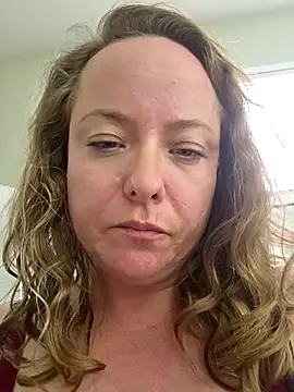 Snapshot of julimonroe chatting on March 17, 11:54 pm julimonroe online show from March 17, 11:54 pm