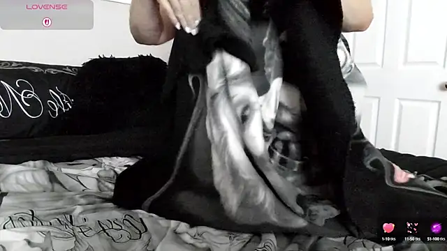 Snapshot of julimonroe chatting on September 17, 3:19 am julimonroe online show from September 17, 3:19 am