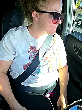 Snapshot of julimonroe chatting on September 29, 4:12 pm julimonroe online show from September 29, 4:12 pm