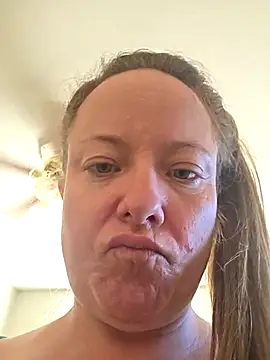 Snapshot of julimonroe chatting on October 5, 2:59 pm julimonroe online show from October 5, 2:59 pm