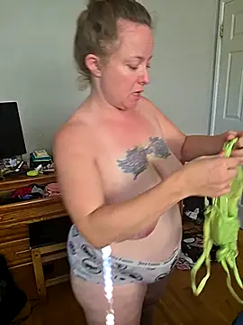 Snapshot of julimonroe chatting on October 8, 3:09 pm julimonroe online show from October 8, 3:09 pm