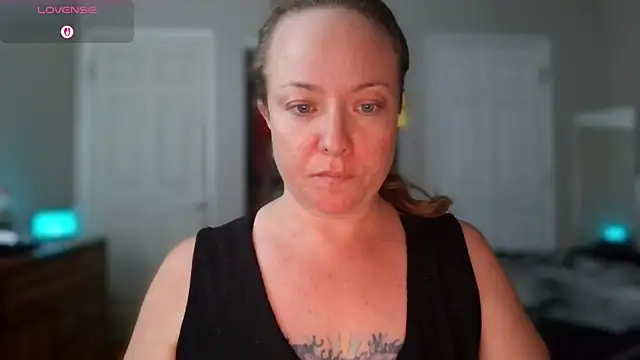 Snapshot of julimonroe chatting on October 13, 2:00 am julimonroe online show from October 13, 2:00 am