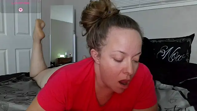 Snapshot of julimonroe chatting on October 14, 3:40 am julimonroe online show from October 14, 3:40 am