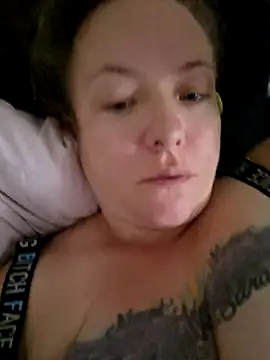 Snapshot of julimonroe chatting on October 15, 5:29 am julimonroe online show from October 15, 5:29 am