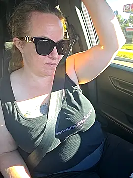 Snapshot of julimonroe chatting on October 16, 3:02 pm julimonroe online show from October 16, 3:02 pm