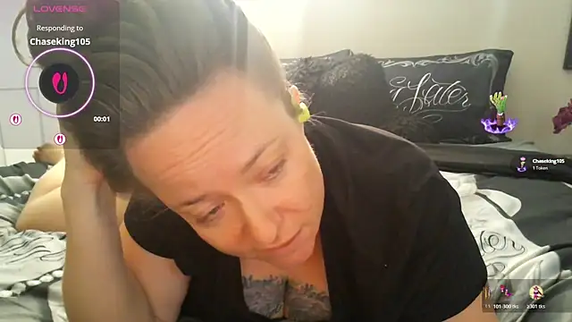 Snapshot of julimonroe chatting on October 17, 3:03 pm julimonroe online show from October 17, 3:03 pm