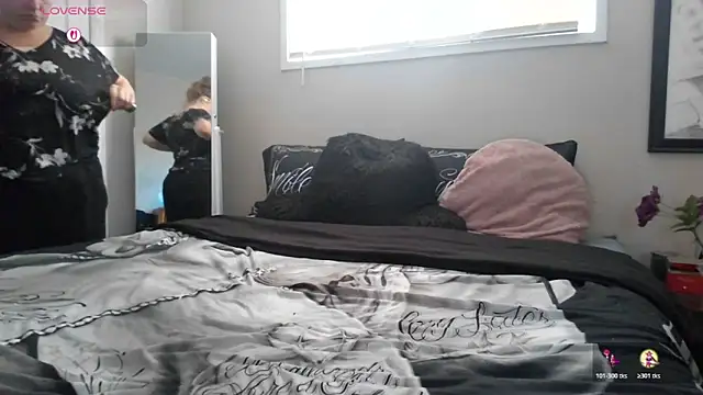 Snapshot of julimonroe chatting on October 19, 4:07 pm julimonroe online show from October 19, 4:07 pm