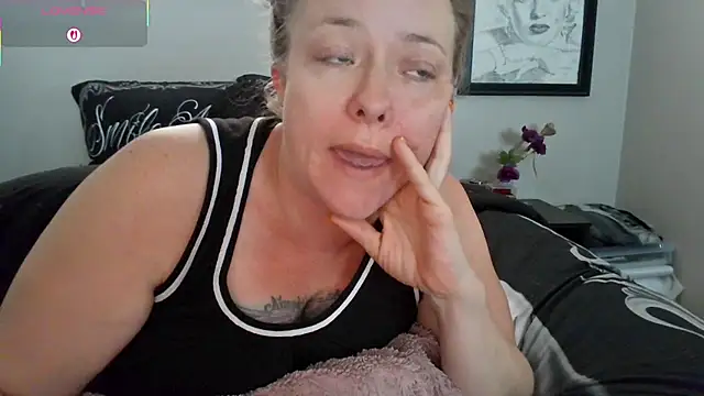 Snapshot of julimonroe chatting on October 26, 10:15 pm julimonroe online show from October 26, 10:15 pm