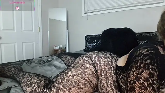 Snapshot of julimonroe chatting on November 1, 2:13 am julimonroe online show from November 1, 2:13 am