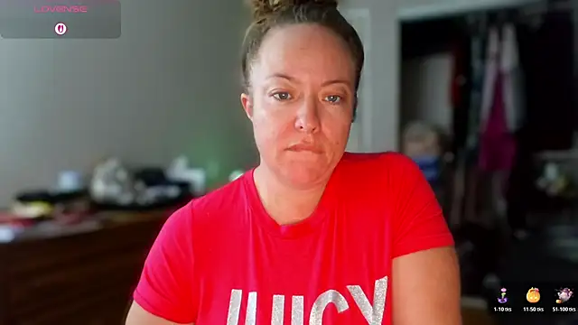 Snapshot of julimonroe chatting on November 3, 11:00 am julimonroe online show from November 3, 11:00 am