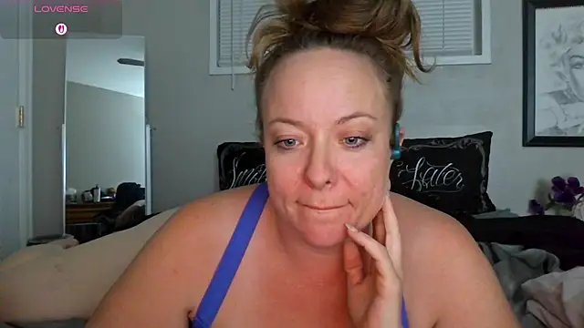 Snapshot of julimonroe chatting on November 4, 3:05 am julimonroe online show from November 4, 3:05 am