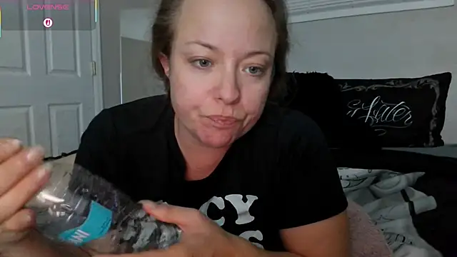 Snapshot of julimonroe chatting on November 6, 2:45 am julimonroe online show from November 6, 2:45 am